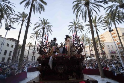 La Santa Cena en una abarrotada Plaza de la Catedral durante su estación de penitencia en el Domingo de Ramos.
