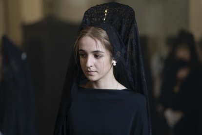 Una de las mantillas que acompañaron en su recorrido por las calles de Almería a María Santísima de Fe y Caridad en la tarde-noche del Domingo de Ramos.