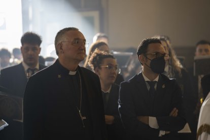 Antonio Gómez Cantero, obispo de Almería, e Isaac Vilches, presidente de la Agrupación de Hermandades y Cofradías de Almería.