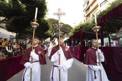 La procesión de la Santa Cena a su paso por el Paseo de Almería.