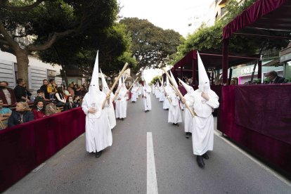 La procesión de la Santa Cena a su paso por el Paseo de Almería.
