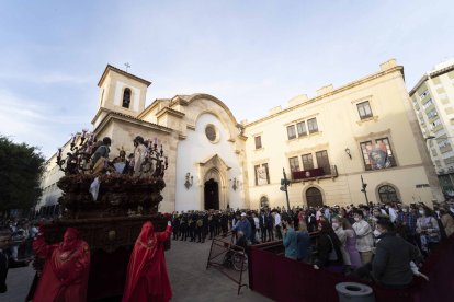 El Misterio de la Santa Cena, a su paso por la Plaza de la Virgen del Mar en la tarde de ayer, Domingo de Ramos.