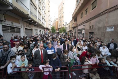 Gran afluencia de público en el centro de Almería durante la primera tarde de la Semana Santa 2022.