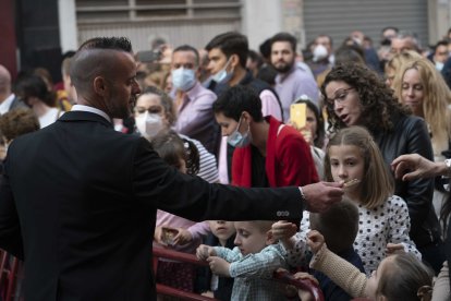 Gran afluencia de público en el centro de Almería durante la primera tarde de la Semana Santa 2022.