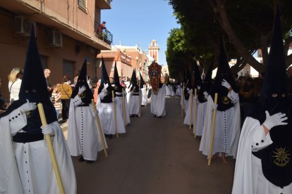 Definitivamente ha quedado uniformado todo el tramo de nazarenos con capa blanca.