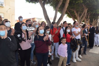 Un gentío abarrotaba la calle Alta de la Iglesia, siguiendo el cortejo con emoción y aplausos.