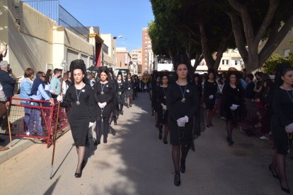 Las mantillas acompañaron con recogimiento y devoción a la Virgen de Regiones.