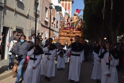 El equipo de ciriales precedió el paso de Jesús de las Penas en su recorrido por las calles de la ciudad, portado por sus costaleros.