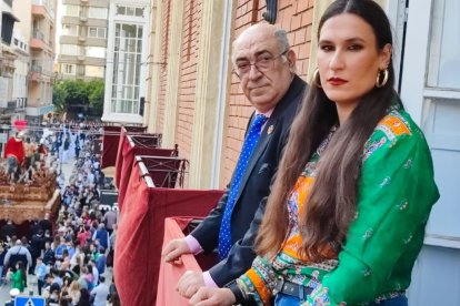 Antonio García, El Niño de las Cuevas, y su hija Ana Mar cantaron desde el balcón de Diputación.