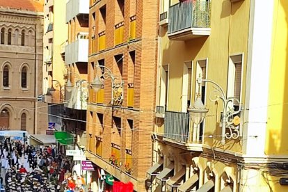 Plano general de cortejo a su paso por Navarro Rodrigo.