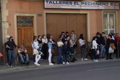 Gente apostada en Carretera de Ronda aguardando el paso de la hermandad.