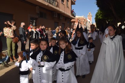 Grupo de niños de la guardería procesionando con compostura.