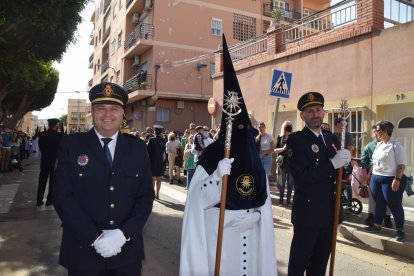 Usero de Protección Civil, junto a otro compañero y un directivo de La Estrella en la presidencia del paso de Jesús de las Penas.