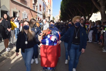 Equipo de apoyo de la hermandad portando el agua para los costaleros.