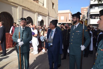 El concejal del Ayuntamiento de Almería, Miguel Cazorla, acompañado de una representación de la Guardia Civil.