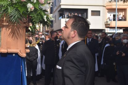 Uno de los contraguías del paso dando instrucciones a los costaleros.