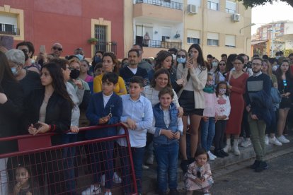 Numerosas personas se agolparon en las inmediaciones de la salida para presenciar el cortejo.