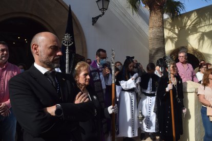 El párroco de Regiones dirigiendo unas palabras a los cofrades y rezando una oración por la Paz y Ucrania.