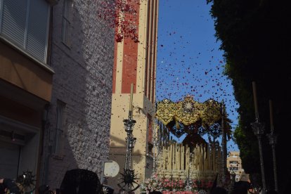 Al paso por la Parroquia de San Isidro cayó una profusa petalada sobre el paso de palio de la Virgen.