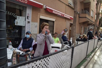 Siguiendo la procesión desde una terraza en Avda. De San Juan Bosco.