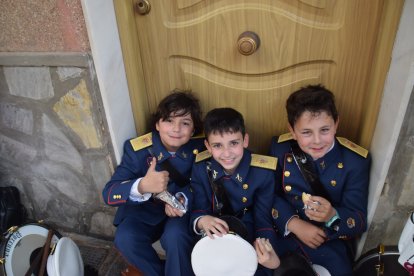 Jóvenes músicos reponiendo fuerzas en un parón, ya que el camino fue largo, fuera del cortejo.