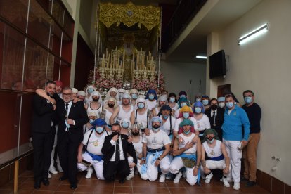 Todo el equipo del paso de la Virgen delante del mismo momentos antes de la salida: todos muy ilusionados con volver a cargar a la Señora del barrio.