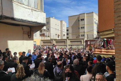 A la espera de la salida del paso.