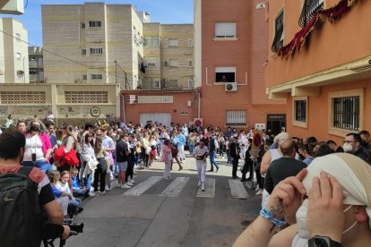 El barrio de Los Ángeles espera la salida de su cofradía.