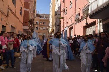 Monaguillos portando la cruz parroquial por calle Turquesa.