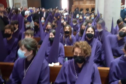 Nazarenos en Santa Teresa antes de salir.
