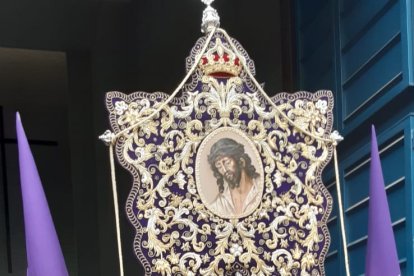 Estandarte saliendo del templo.