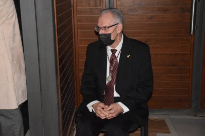 El cofrade de Pasión y de la Virgen de Las Angustias de Sorbas, Francisco Roca, descansando antes de salir a la calle.