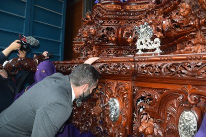 El alcalde de la ciudad, Ramón Fernández-Pacheco, dirigiendo unas palabras a los costaleros del paso del Cristo.