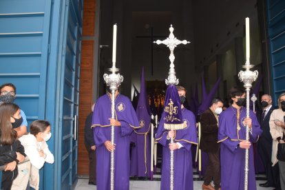 La cruz parroquial preparada para salir a la calle desde la parroquia de Santa Teresa.
