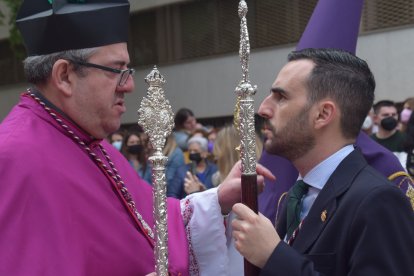 El párroco de Santa Teresa Victoriano Montoya y el concejal Carlos Sánchez, comentando el desfile.