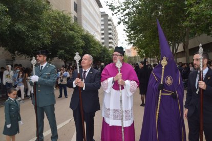 Juan José Ortiz y su hija Ariadna, el presidente del Colegio de Médicos, Francisco J. Martínez Amo, el párroco de Santa Teresa, el Hermano Mayor y el concejal Carlos Sánchez.