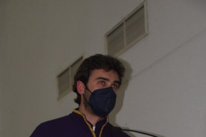 El diputado, Ricardo Salvador, organizando el cortejo antes de salir a la calle.