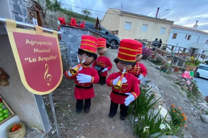 Cuenta con su propia banda de música en miniatura.