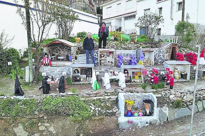 Varios vecinos posan en el Nacimiento que hicieron en Navidad y en donde está ubicada la representación del Calvario.