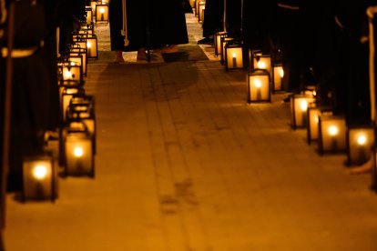 Vía-Crucis Penitencial de Silencio del Santo Cristo de Perdón en la noche del Martes Santo en Almería.