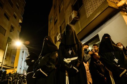 Vía-Crucis Penitencial de Silencio del Santo Cristo de Perdón en la noche del Martes Santo en Almería.