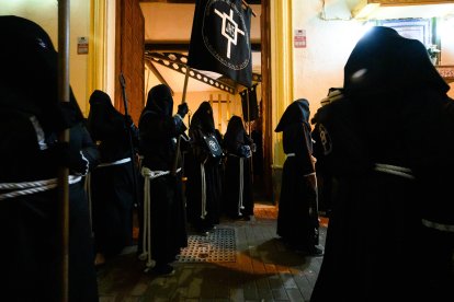 Vía-Crucis Penitencial de Silencio del Santo Cristo de Perdón en la noche del Martes Santo en Almería.