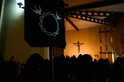 Vía-Crucis Penitencial de Silencio del Santo Cristo de Perdón en la noche del Martes Santo en Almería.