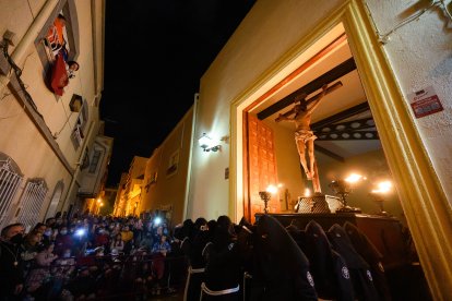 Vía-Crucis Penitencial de Silencio del Santo Cristo de Perdón en la noche del Martes Santo en Almería.