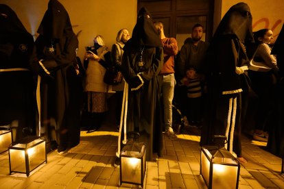 Vía-Crucis Penitencial de Silencio del Santo Cristo de Perdón en la noche del Martes Santo en Almería.
