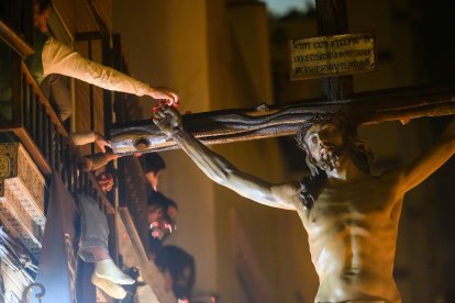 Vía-Crucis Penitencial de Silencio del Santo Cristo de Perdón en la noche del Martes Santo en Almería.