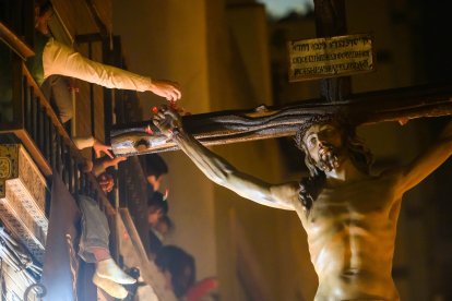 Vía-Crucis Penitencial de Silencio del Santo Cristo de Perdón en la noche del Martes Santo en Almería.