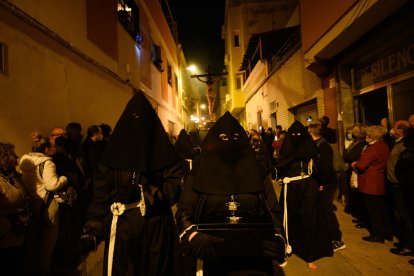 Vía-Crucis Penitencial de Silencio del Santo Cristo de Perdón en la noche del Martes Santo en Almería.