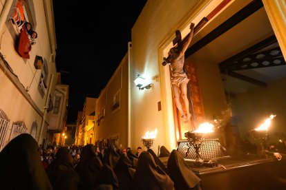Vía-Crucis Penitencial de Silencio del Santo Cristo de Perdón en la noche del Martes Santo en Almería.