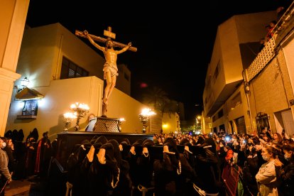 Vía-Crucis Penitencial de Silencio del Santo Cristo de Perdón en la noche del Martes Santo en Almería.
